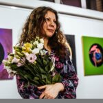 Joanna Grabowiecka Świerszcz z wiosennymi kwiatami na tle obrazów
