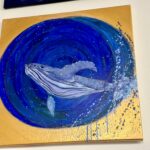 Niuniuś: obraz przedstawiający wieloryba na niebiesko złotym tle