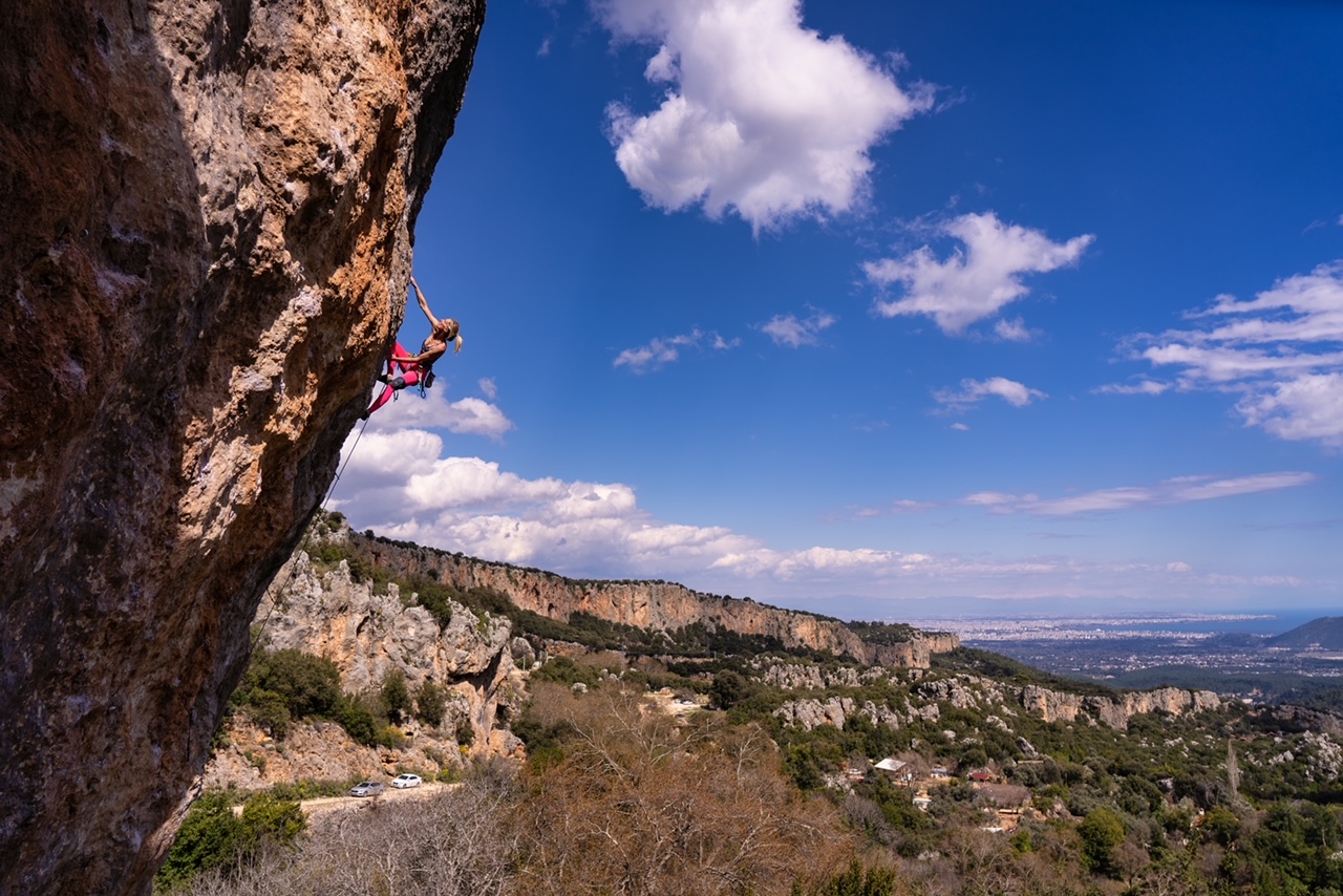 Eliza climbs MonkeyBusiness8a_2021Turkey_photo_D_Kaszlikowski